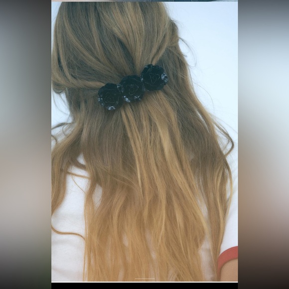 Zara metallic floral hair clip, black Zara metallic floral hair clip, black main image 4